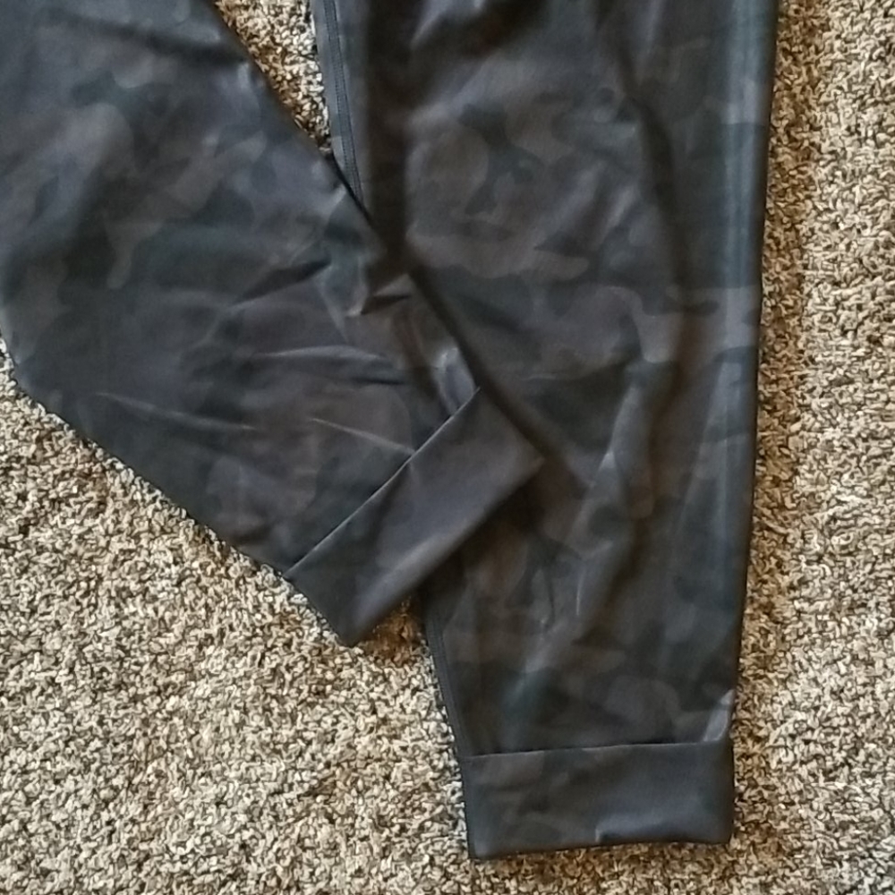 6 lululemon camo joggers - Picture 3 of 8